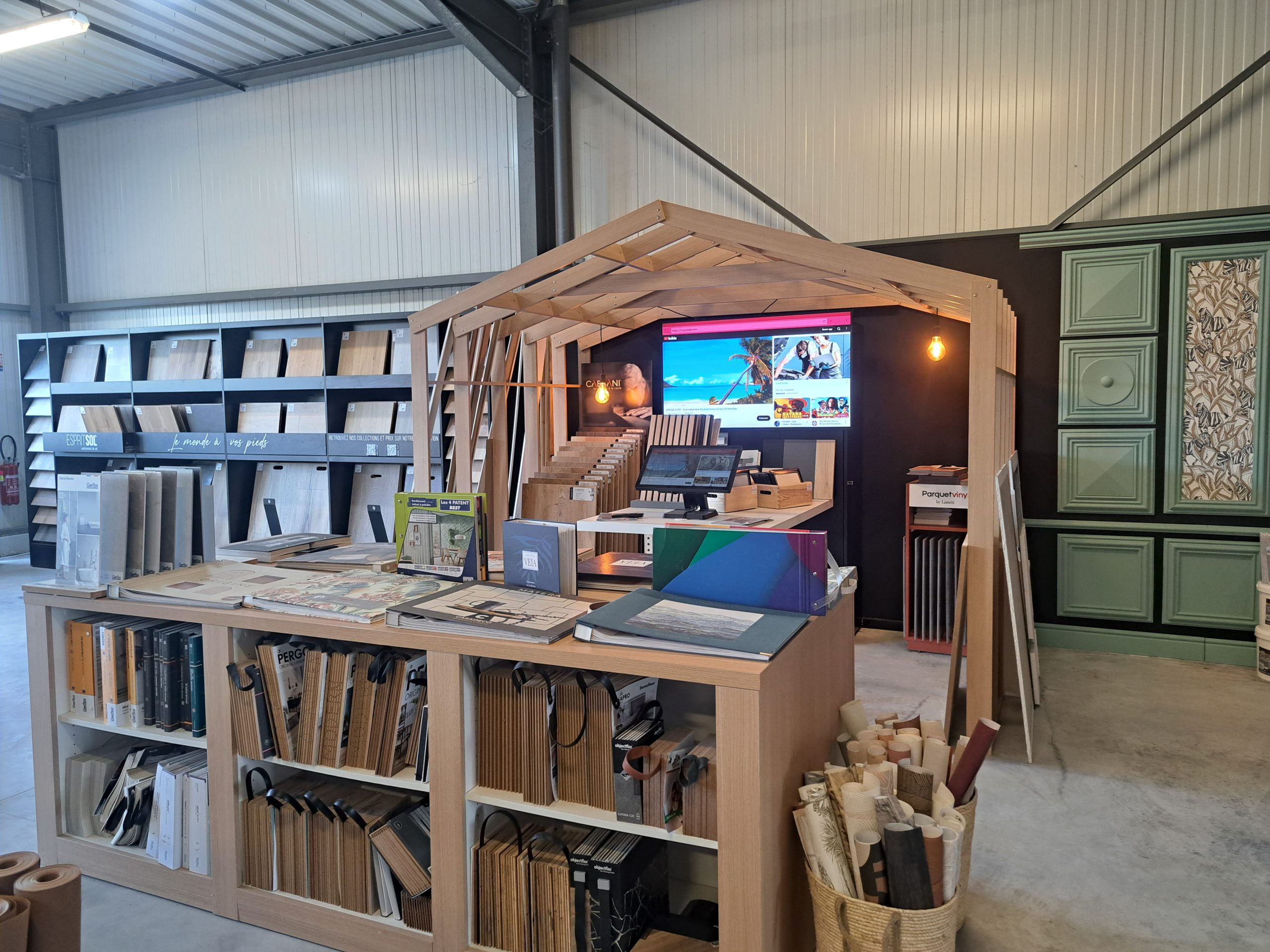 Espace d’exposition du Comptoir de l’Ours à Troyes avec nuanciers, parquets et papiers peints