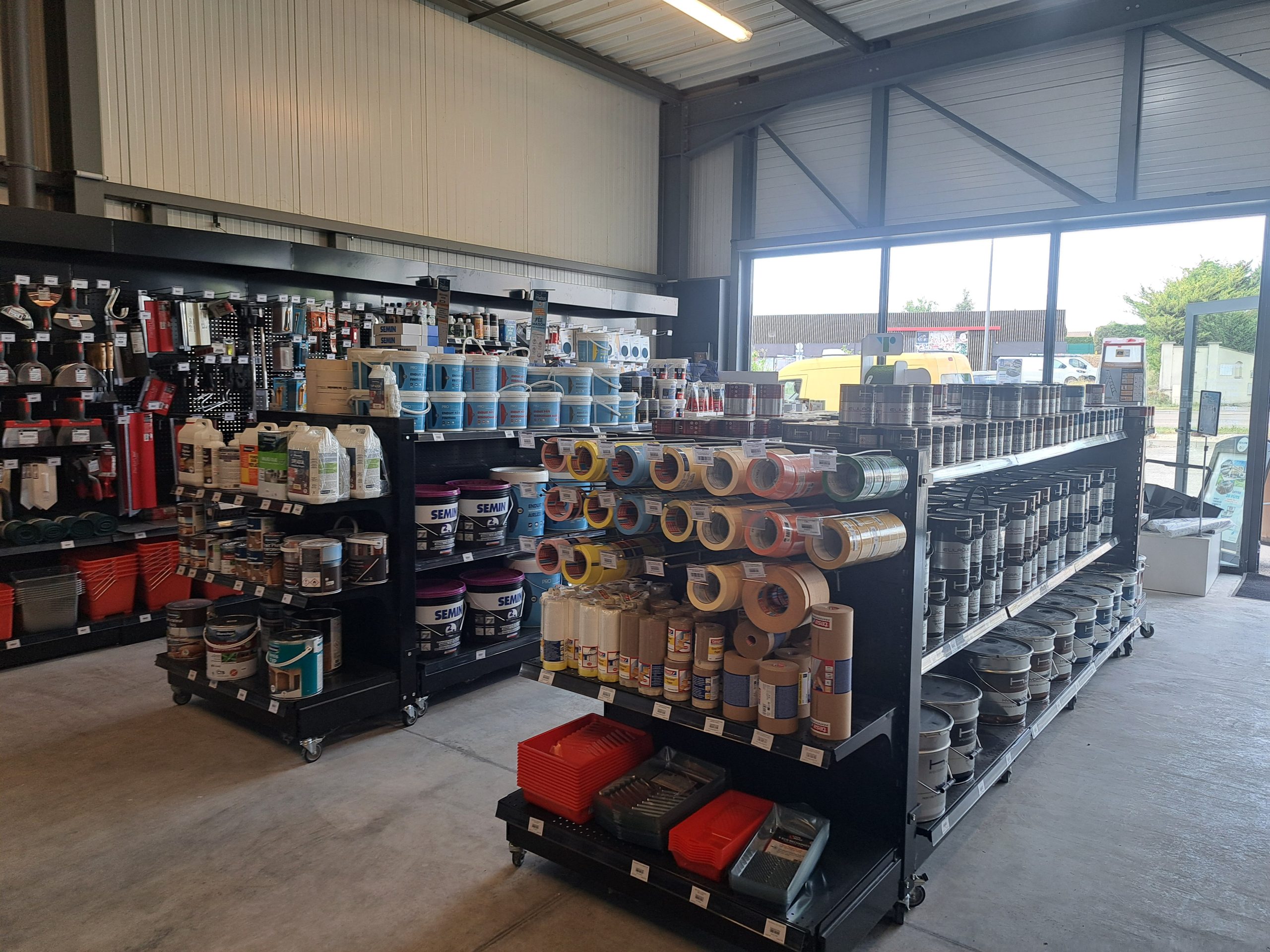 Rayons de peintures, rubans adhésifs et outillage pour décoration au Comptoir de l’Ours à Troyes