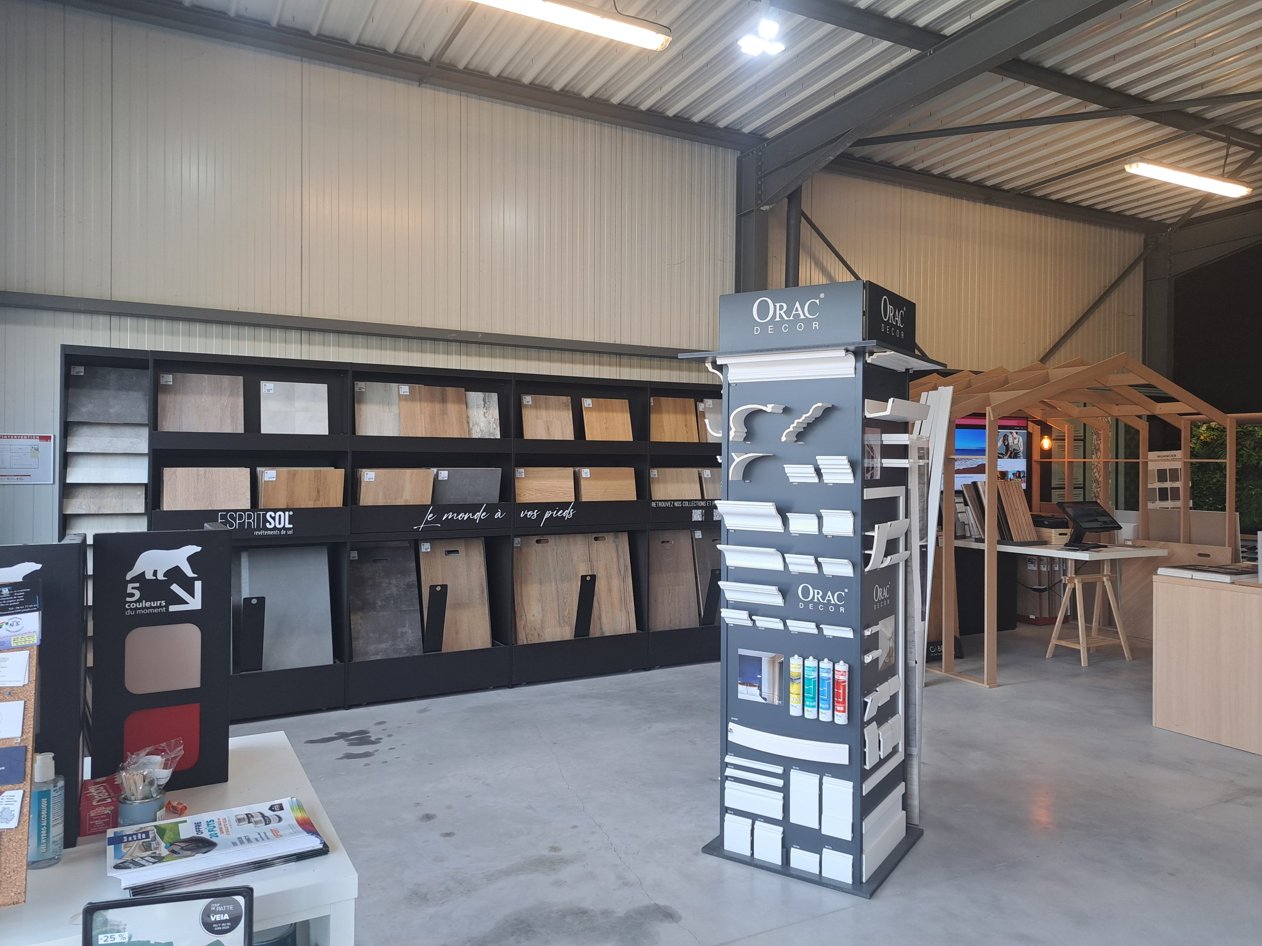 Showroom du Comptoir de l’Ours Troyes avec échantillons de sols et moulures décoratives