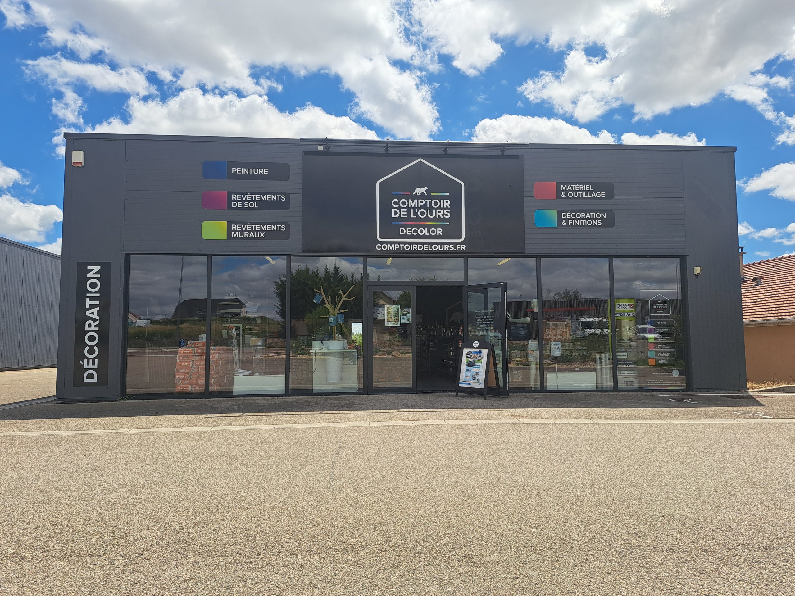 Façade vitrée du magasin Le Comptoir de l’Ours spécialisé en décoration et peinture à Troyes
