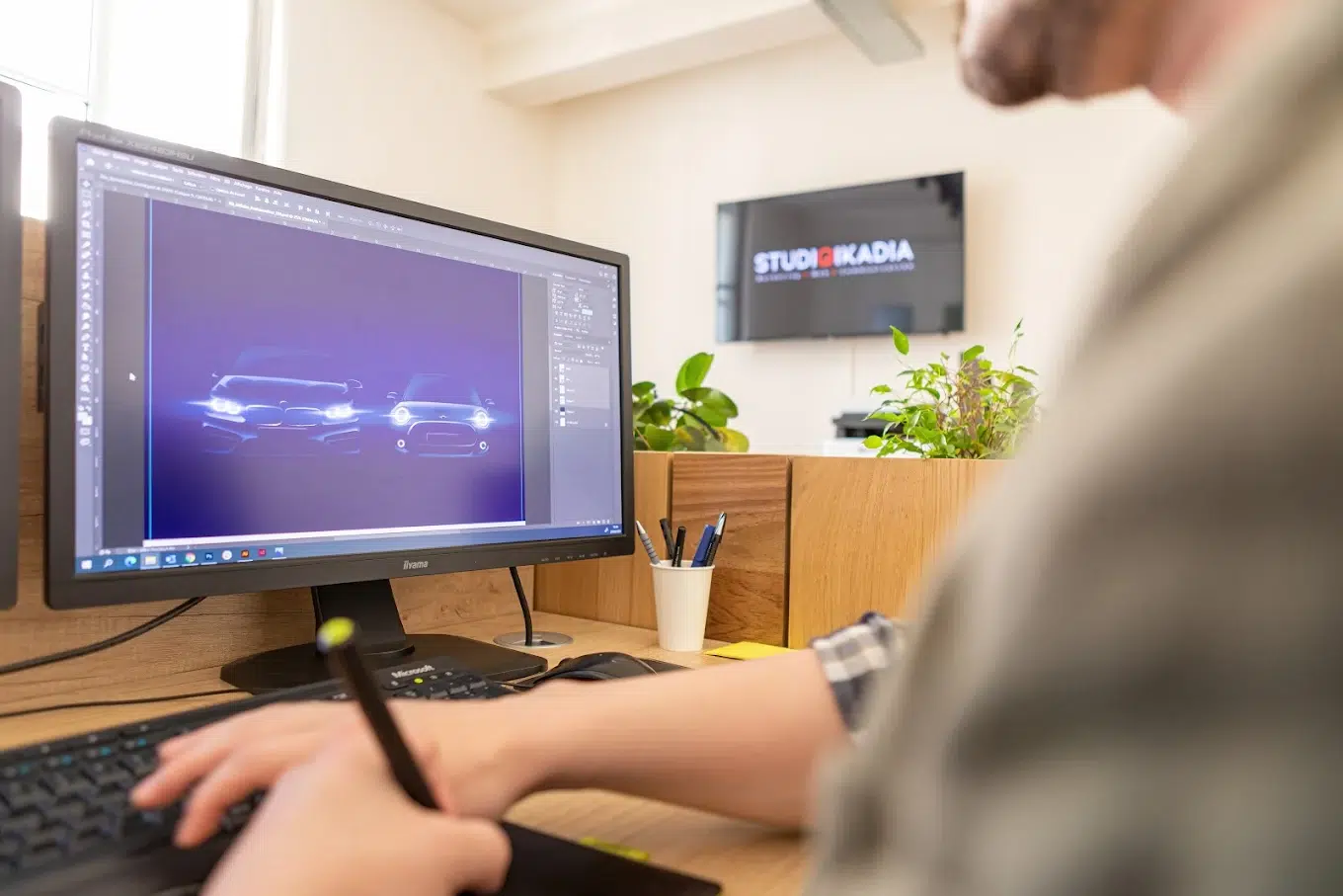 Un graphiste du Studio Ikadia en plein travail sur un projet client