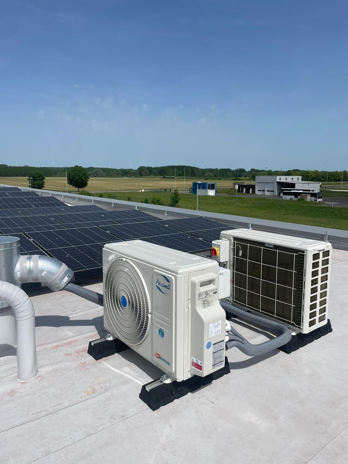 Climatisation gainable installée en toiture avec panneaux solaires par LCR Climatisation de Troyes