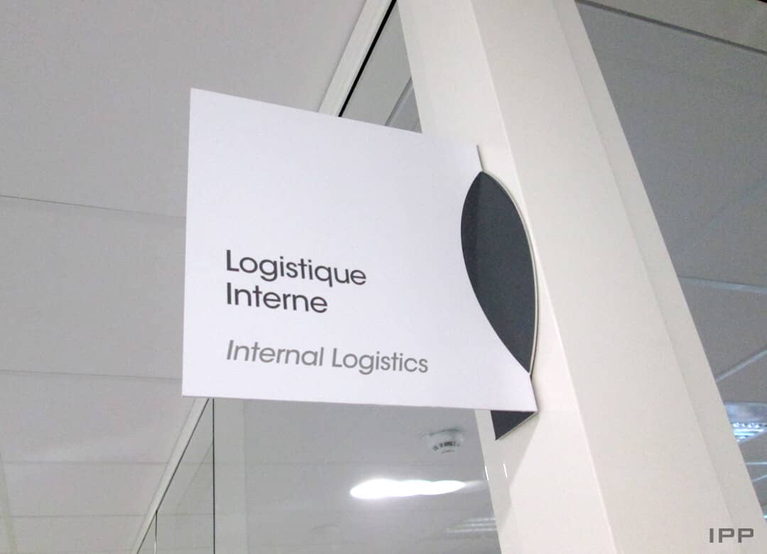 Panneau signalétique intérieure en drapeau avec indication de logistique Interne par US Enseignes